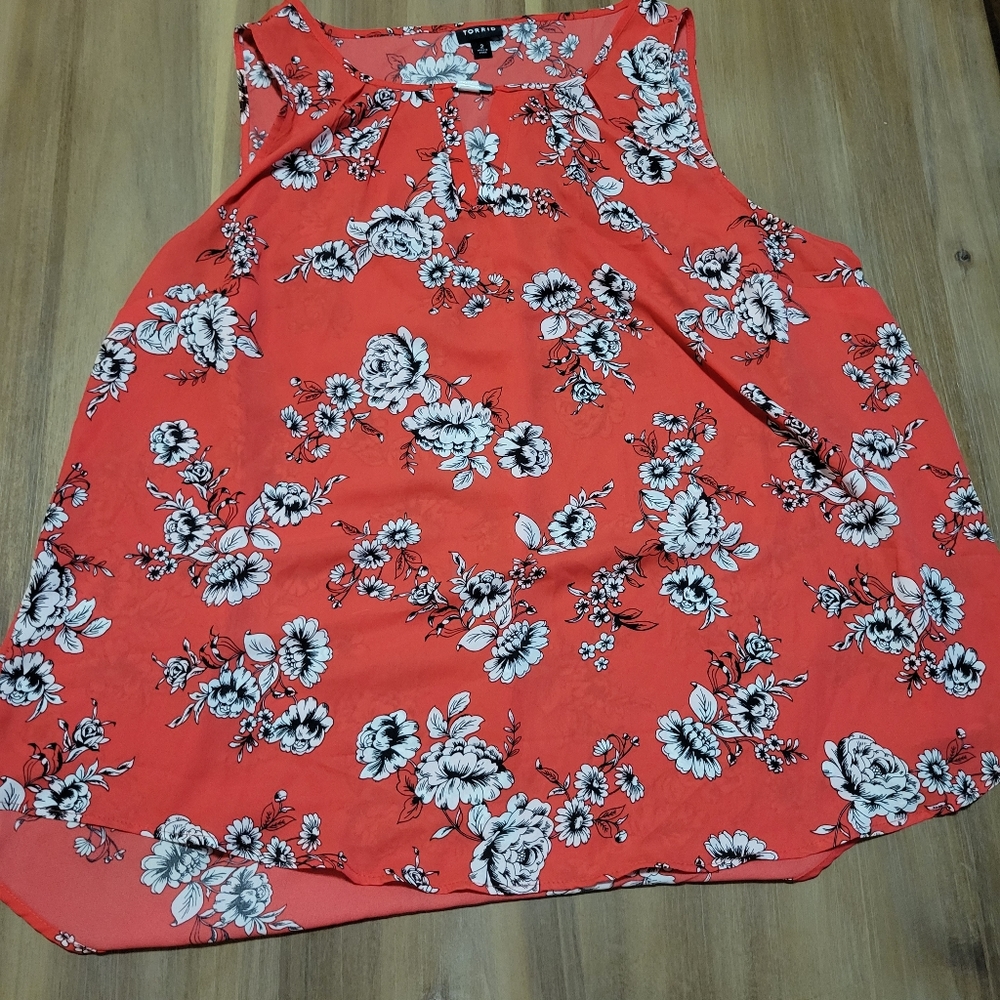 Torrid tank top shirt size 2 red floral